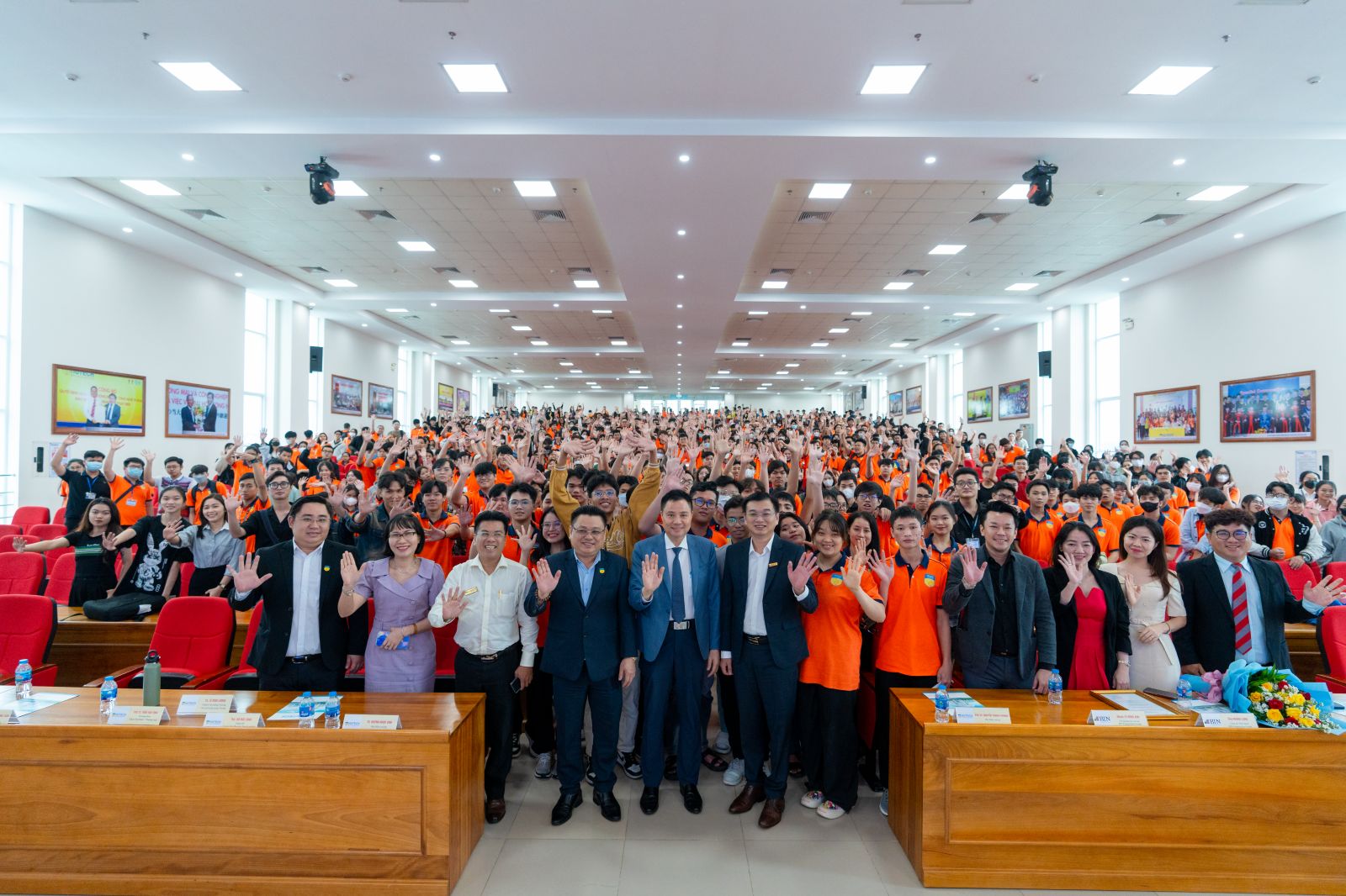 Sinh viên HUTECH cùng Shark Lê Hùng Anh chia sẻ hành trình khó khăn khi khởi nghiệp