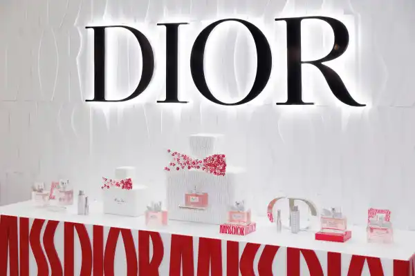 Miss Dior Parfum: Bùng Nổ Hương Sắc Quyến Rũ, Thể Hiện Nét Kiêu Hãnh Của Người Phụ Nữ Hiện Đại