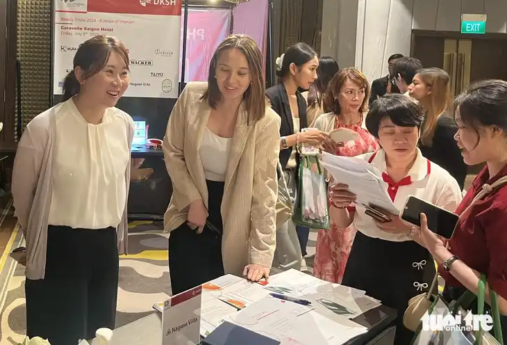 Các nhà cung cấp nguyên liệu quốc tế tham dự Beauty Show 2024. Sự phát triển của AI kéo theo xu hướng cá nhân hóa trong ngành chăm sóc sắc đẹp - Ảnh: N.BÌNH