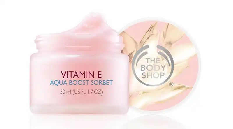 Kem tuyết dưỡng thể The Body Shop Vitamin E Aqua Boost Sorbet chứa vitamin E cung cấp độ ẩm dồi dào mà không gây bết dính