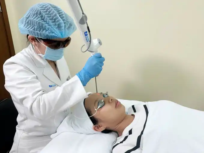 Bác sĩ Anh Thư điều trị nám bằng công nghệ laser pico cho một phụ nữ. Ảnh: Bệnh viện cung cấp