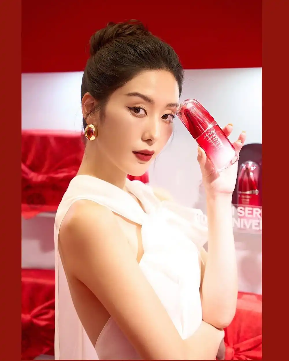 ngọc ánh cầm sản phẩm shiseido ultimune trên tay