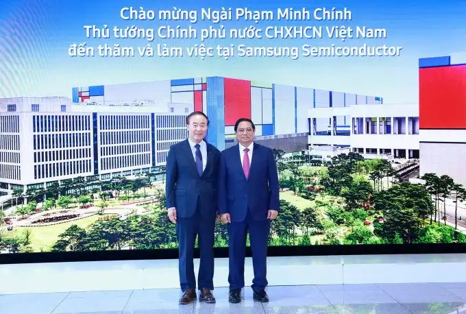 Phó chủ tịch kiêm Giám đốc điều hành Samsung Young Hyun Jun đón Thủ tướng Phạm Minh Chính. Ảnh: Dương Giang