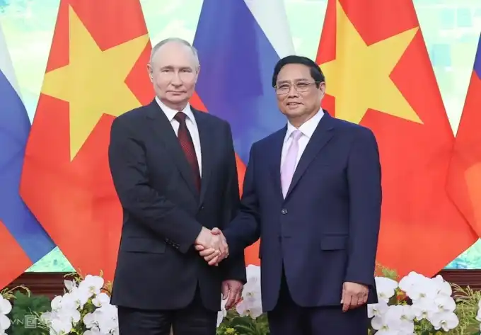 Tổng thống Nga Vladimir Putin (trái) hội kiến Thủ tướng Phạm Minh Chính tại trụ sở chính phủ chiều 20/6. Ảnh: Giang Huy